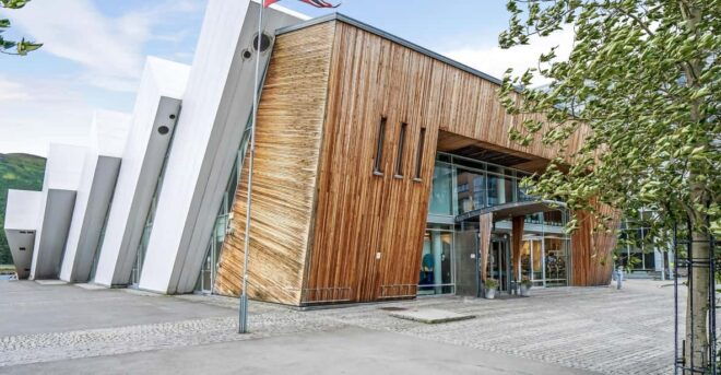 Tromsø: Guided Tour of Polaria - Facilities and Accessibility