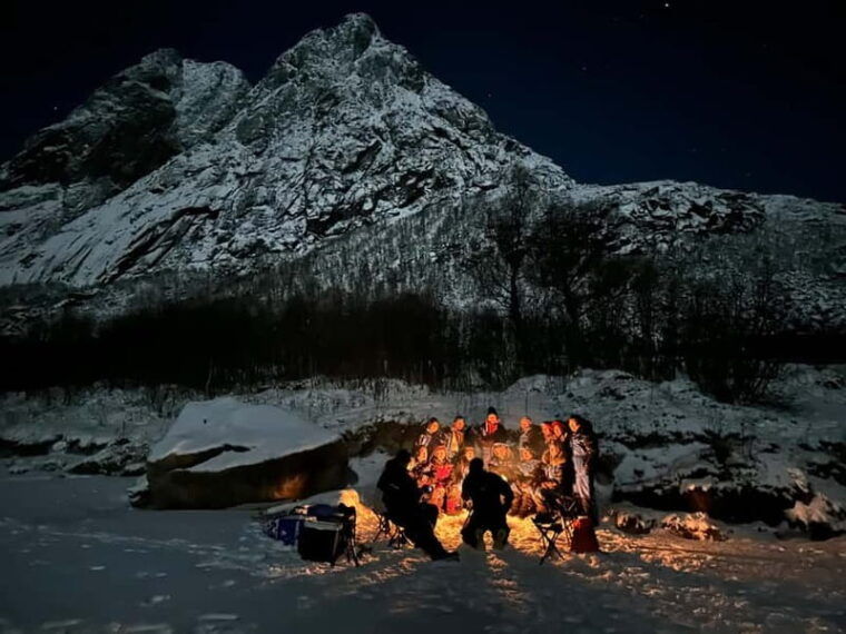 Tromsø: Northern Lights Focus Tour, German/English, minibus, meal - The Itinerary Breakdown