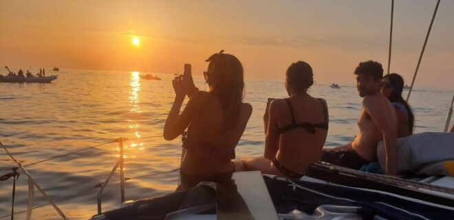 Tropea: Sunset Aperitif on a Sailing Boat - Skilled Guide and Skipper