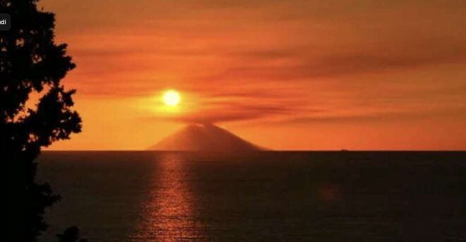 Tropea: Sunset Costa Degli Dei Boat Tour With Swimming - Tour Description