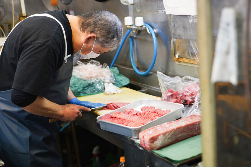 Tsukiji Fish Market Tour: Behind the Scenes & 10 Seafood Tastings - Look behind the restaurant counter