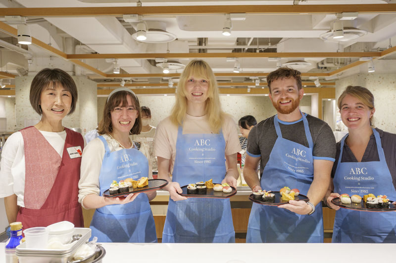 Tsukiji Outer Fish Market Tour and Rolled Sushi Class in Tokyo - Key points before you book