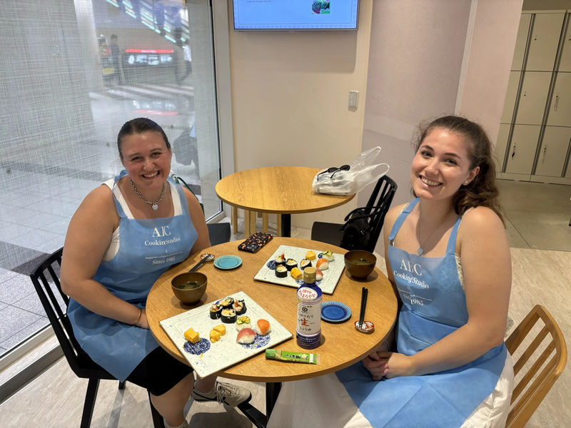 Tsukiji Outer Fish Market Tour and Rolled Sushi Class in Tokyo - Timing, clothing, and practical details