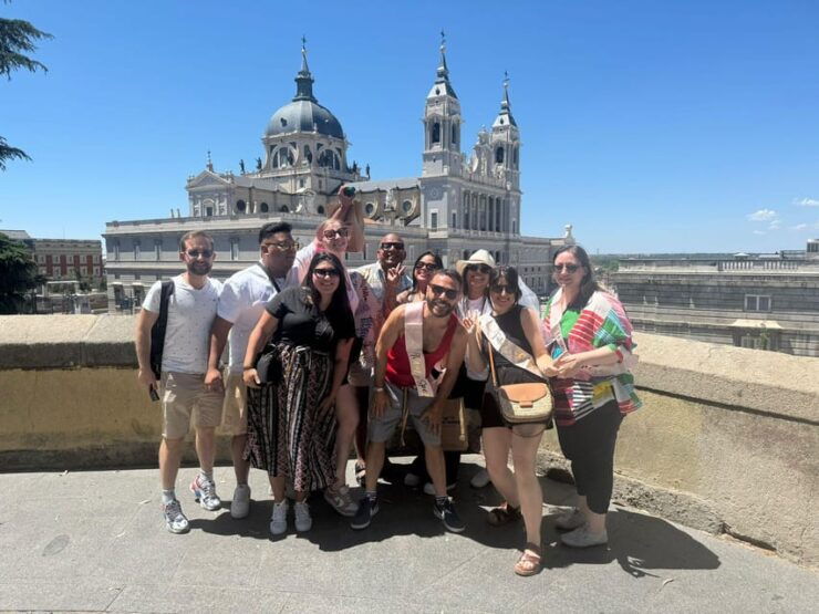 Tuk Tuk Tour With Wine Tasting in Madrid - Experience Highlights