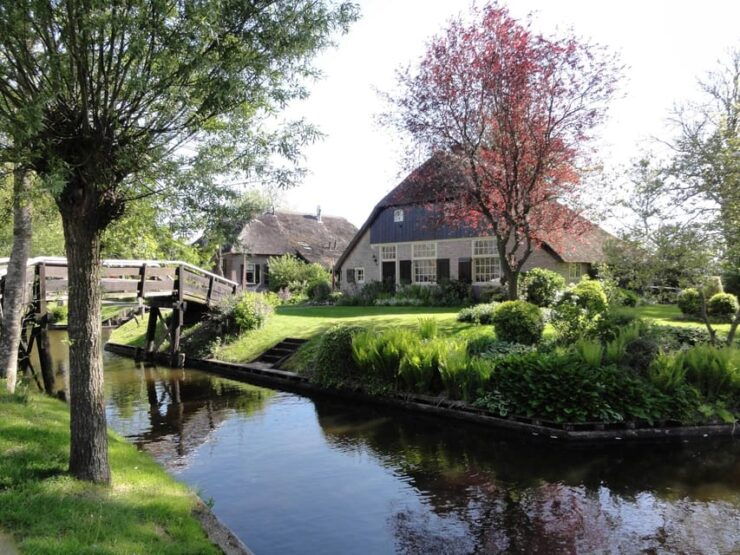 Tulips & Canals: Private Day Trip to Keukenhof and Giethoorn - Exploring Giethoorns Picturesque Waterways