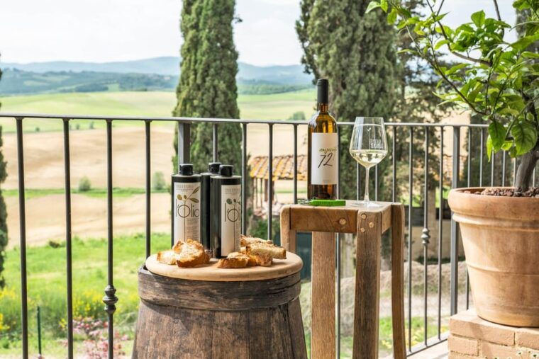 Tuscany: Agro Trekking With Wine and Olive Oil Tasting - Tasting Local Wines and Olive Oils