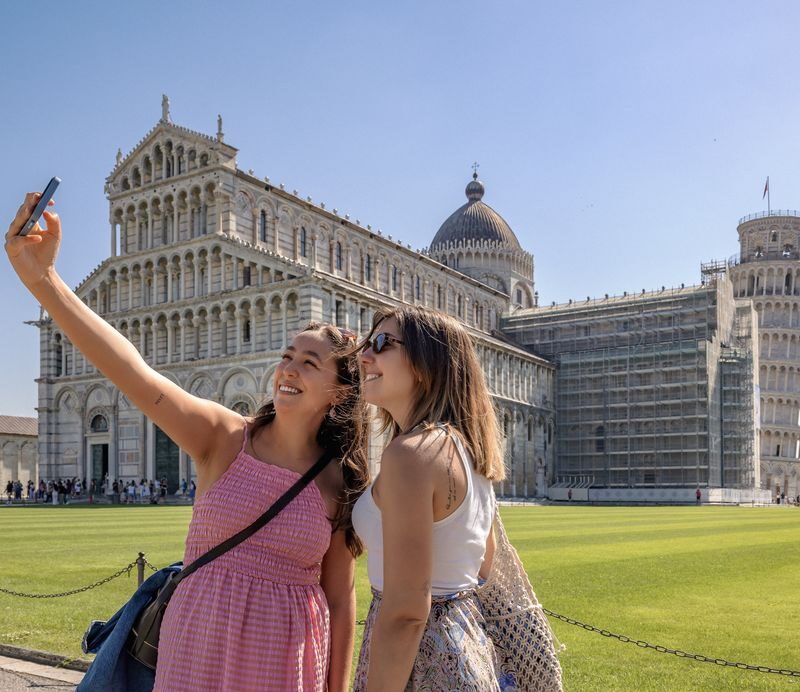 Tuscany Highlights Pisa, San Gimignano, Chianti & Siena Day Tour - San Gimignano: lunch, wine and medieval lanes