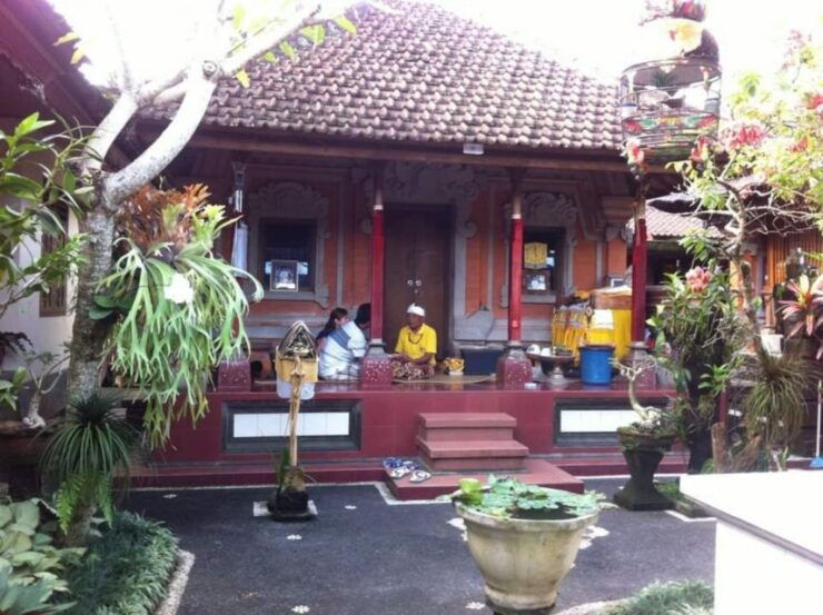 Ubud Experiences : Spiritual Escape Tour and Beji Waterfall - Host and Language