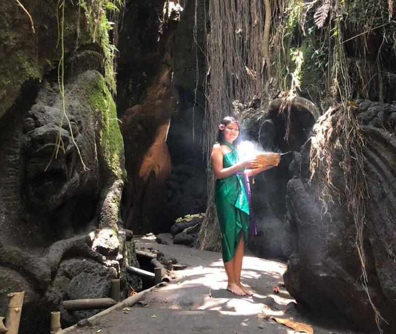 ubud griya beji waterfalls : purification ceremony - Good To Know