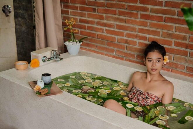 Ubud: Relaxing Balinese Massage and Flower Bath - Spa Location and Setting