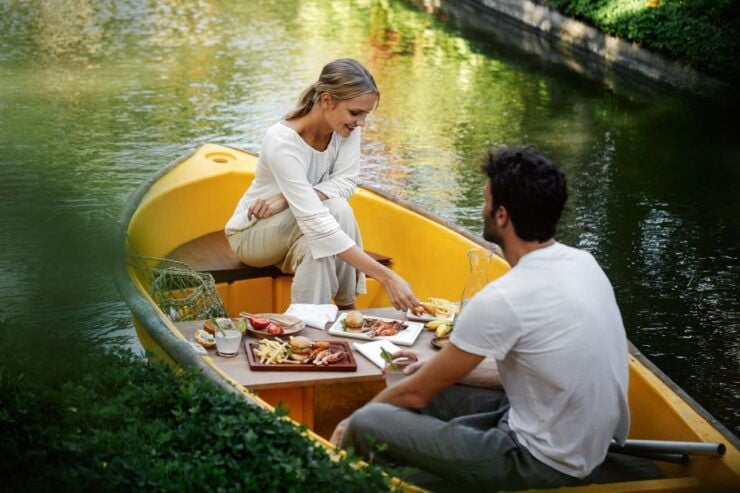 Ubud: Romantic Picnic Lunch on a Boat - Host/Greeter Information