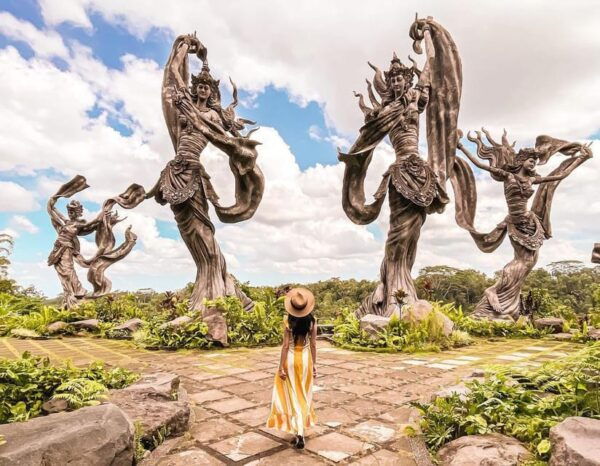 Ubud: Saraswati Temple, Monkey Forest, Art Market, Waterfall - Activities and Experiences