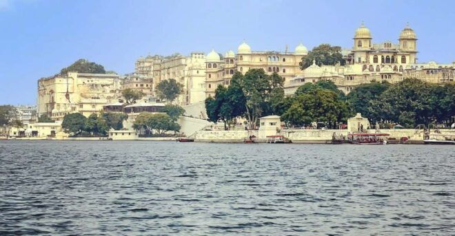 Udaipur: City Palace & Garden of Maidens Private Guided Tour - Romance on the Shores