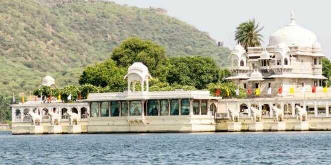 Udaipur: City Palace Museum Tour and Lake Pichola Boat Tour - Highlights