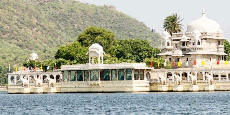 Udaipur: City Palace Museum Tour and Lake Pichola Boat Tour - Experience