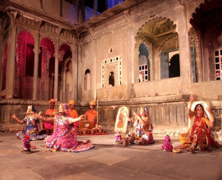 Udaipur: Evening Boat Ride With Puppet Show and Dinner - Itinerary