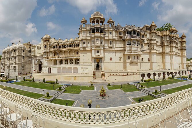 Udaipur Sightseeing Tour Package With Guide and Private Taxi - Tour Package Inclusions