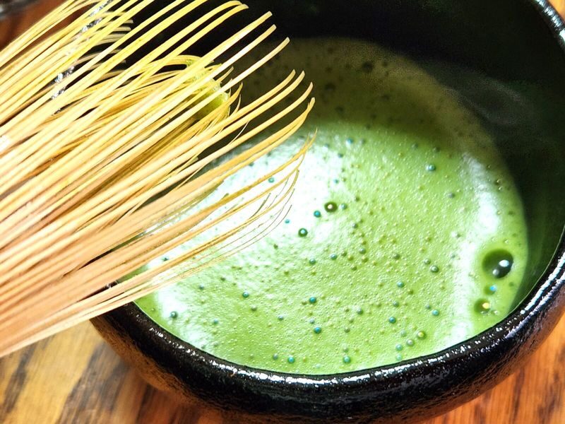 Ujis Romance: Byodo-in, Tea & the Legacy of Genjis Timeless Tales - Fukujuen makes tea hands-on