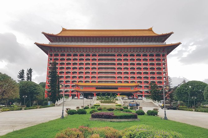 Ultimate 8-Hour Cycling City Tour - Best Routes and Landmarks: Explore Taipeis Iconic Sights on a Bike