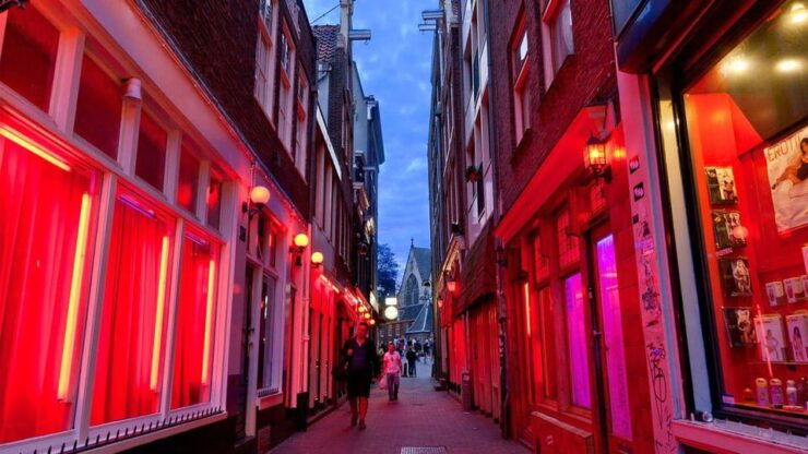 Unmasking Amsterdam's Redlight District Spanish Walking Tour - Multicultural History of Zeedijk Street