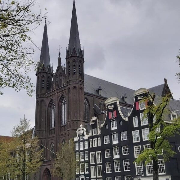 Unmasking Amsterdam's Redlight District Spanish Walking Tour - Discovering Dam Square and the Royal Palace