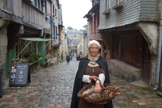 Unusual Guided Tour of Dinan Immersed in the Middle Ages - Assistance