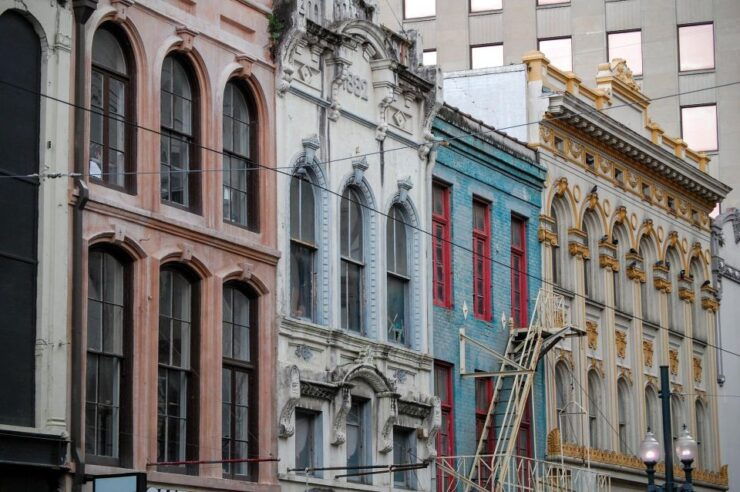 Uptown Elegance: New Orleans' Garden District - Exploring Magazine Street Charm