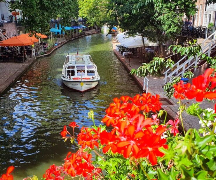 Utrecht: City Boat Tour & Balkan Restaurant Lunch OR Dinner - Experience