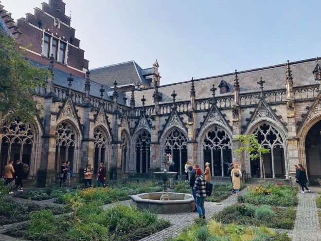 Utrecht Walking Tour With a Local Comedian as Guide - Select Participants and Date
