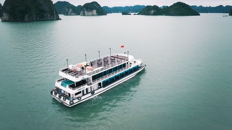 V-Dream Day Cruise: Ha Long Bay, Sung Sot, Ti Top - Ti Top Island: a beach below and a viewpoint above