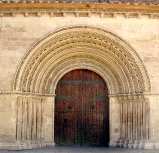 Valencia: Between Two Gates Self-Guided Smartphone Tour - Tour Description
