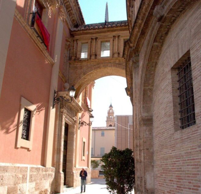 Valencia: Between Two Gates Self-Guided Smartphone Tour - Meeting Point