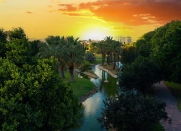 Valencia: Family Bike Tour; Walk Through Turia Gardens. - Meeting Point and Preparation