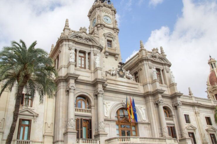 Valencia: First Discovery Walk and Reading Walking Tour - Activity Description