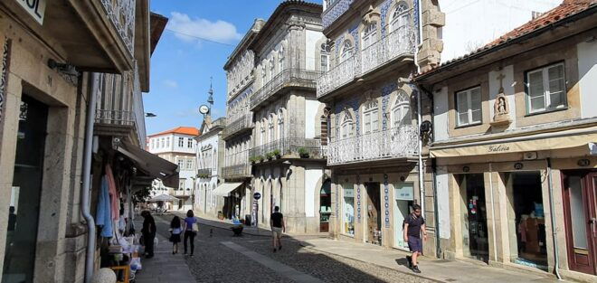 Valencia: Fortress and Old Town Guided Tour - Accessibility Features