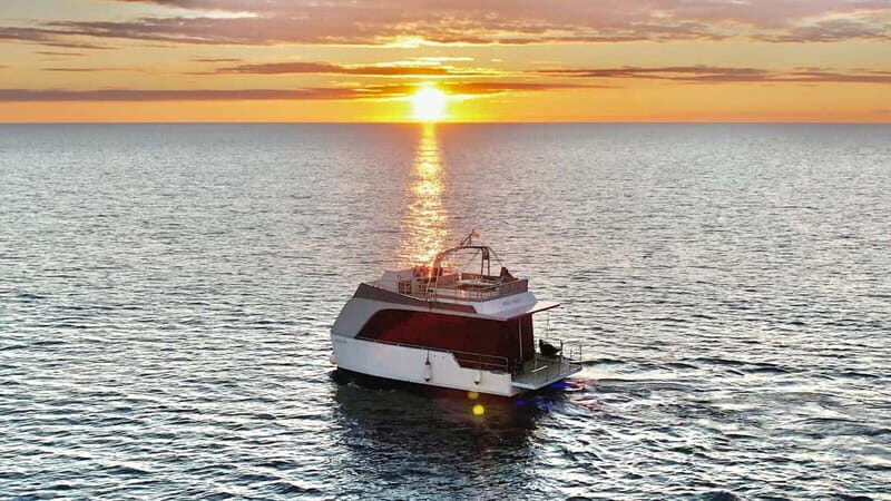 Valencia: Luxury boat ride with captain, drinks, and private bathroom - Discovering Valencia from the Water