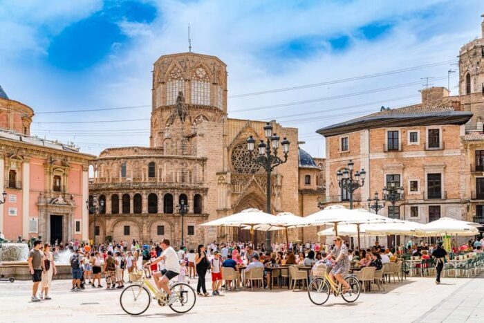 Valencia: Private City Tour on Bike With Drink Stop - Admiring the City of Arts and Sciences