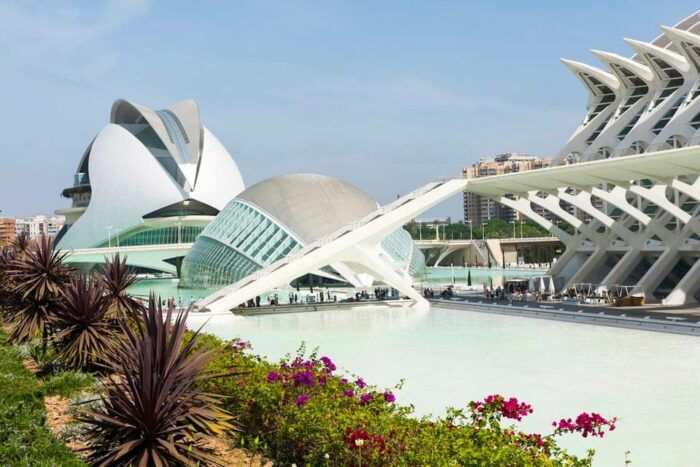 Valencia: Private Family Tour With Churros, Parks & Museum - Casa Dels Gats and Portal De Valldigna