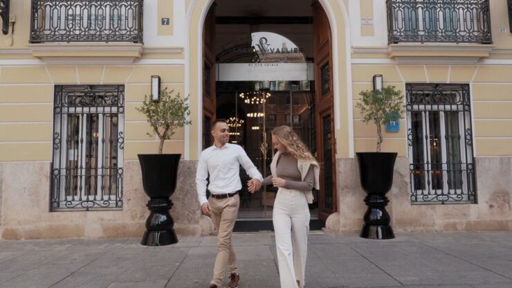Valencia: Private Photo Shooting With Pro Photographer - Live Tour Guide and Accessibility