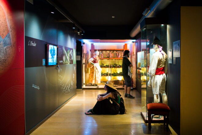 Valencia: San Nicolas, Silk Museum and Santos Juanes Church - Historical Context