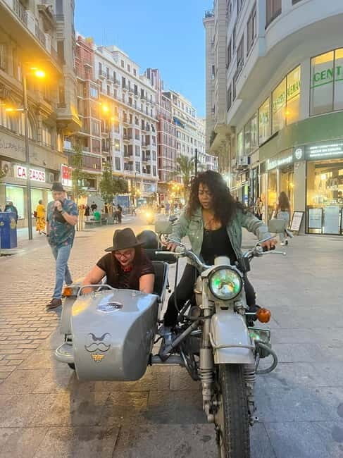Valencia: The Highlights Tour in Vintage Sidecar - The Guides: Knowledge and Enthusiasm