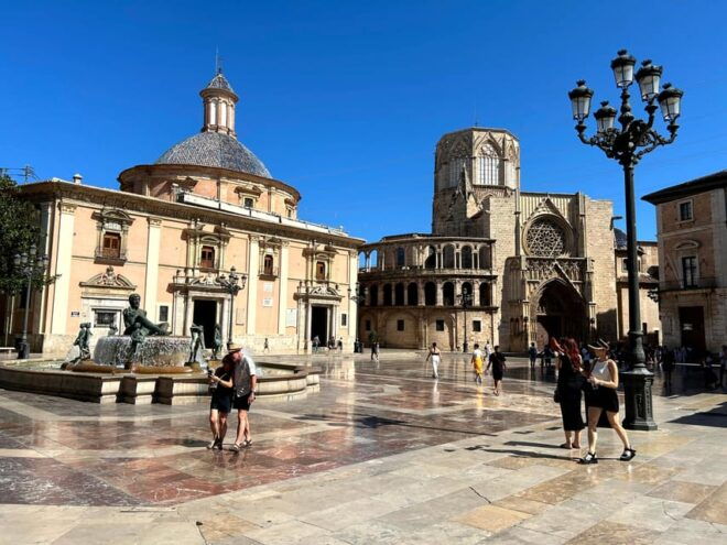 Valencia: TOP-20 City Sights Guided Tour, New Bike/E-Bike - Included Services and Amenities