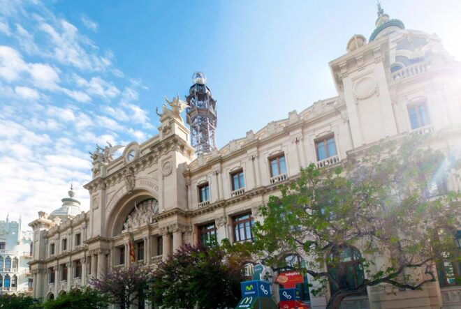 Valencia Unveiled: A Walking Tour Through Time - Plaza De Lajuntament: the Heart of Valencia