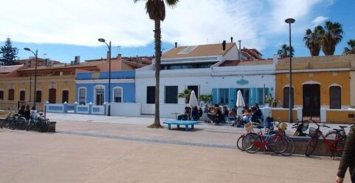 Valencia: Yamaha E Bike; Beaches and City of Arts & Sciences - Exploring Vibrant Neighborhoods