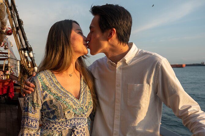 Valentines Day - 7-Course Dinner Cruise onboard Royal Albatross - Entertainment and Atmosphere