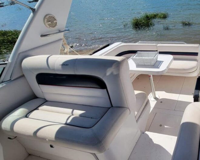 Valle De Bravo: 33 Feet VIP Yacht Rental Experience - Yacht Amenities and Features