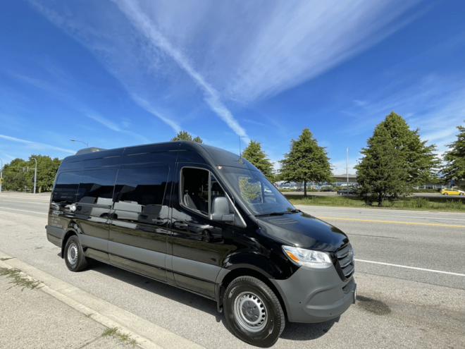 Vancouver: Calgary International Airport to Vancouver - Personalized Transportation