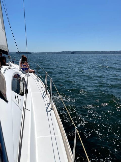 Vancouver: Mosquito Creek and English Bay Sailboat Cruise - Onboard Experience