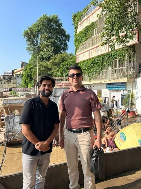 Varanasi: Ancient ghat walk tour with local guide - Exploring Varanasi’s Spirit: What to Expect on the Tour