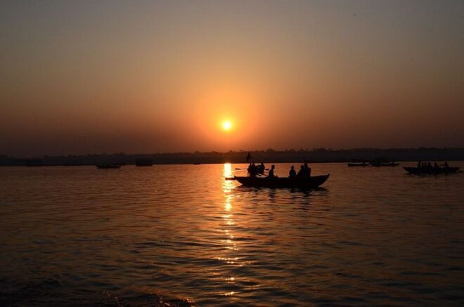 Varanasi: Evening Boat Ride and Ganga Aarti Experience - Ganga Aarti Ritual